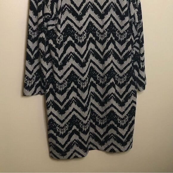 😊 3/$30
NWT 1X Long Knit Cardigan by Brittany Black grey/black chevron pattern - Picture 7 of 13